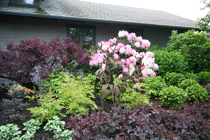 Garde with sculpture